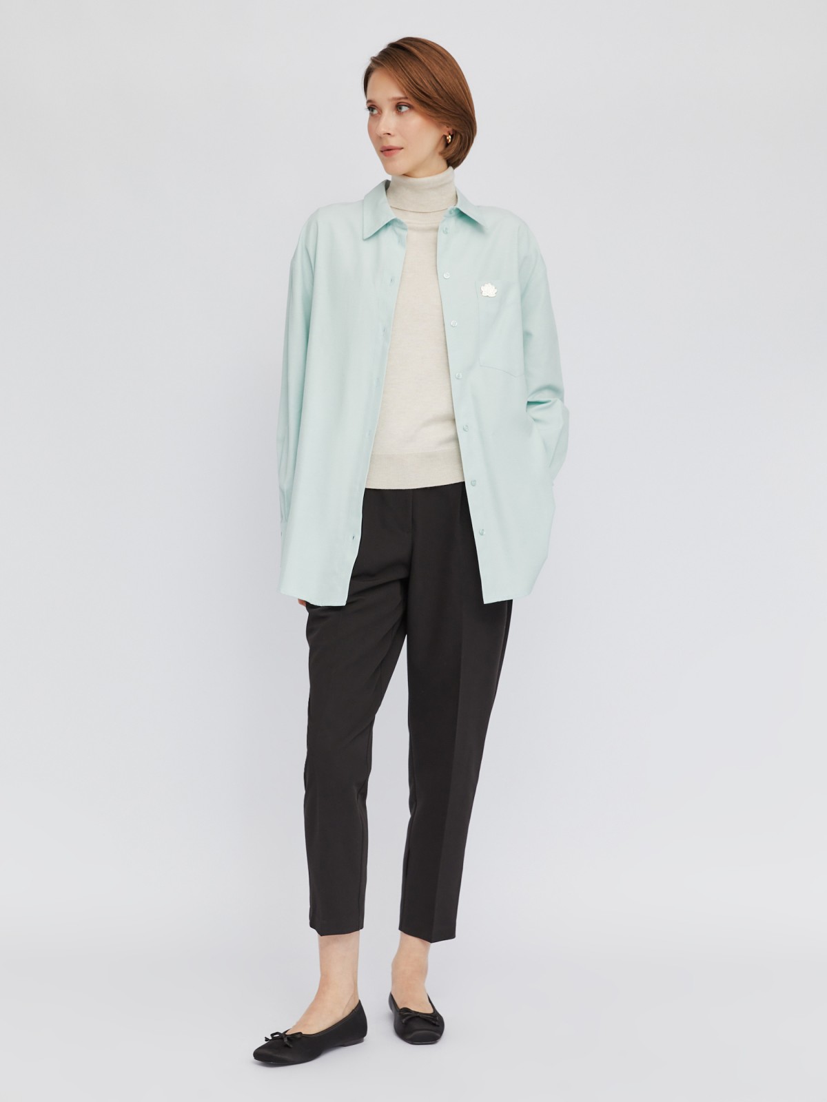 Рубашка оверсайз силуэта с металлическим значком-нашивкой