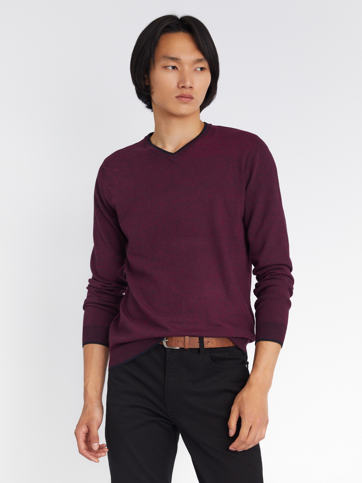 Тонкий трикотажный пуловер с треугольным вырезом и длинным рукавом zolla 213336165022, цвет бордо, размер M - фото 3
