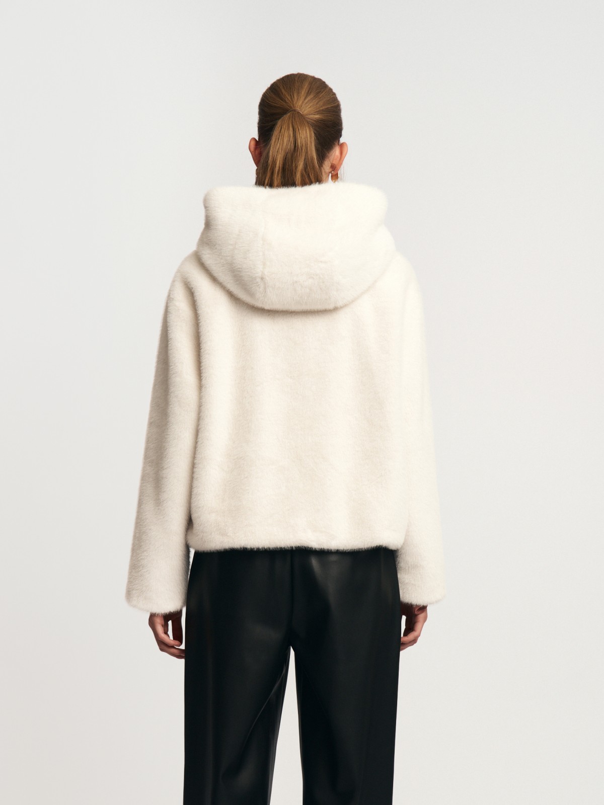 Короткая куртка-шуба из экомеха с капюшоном