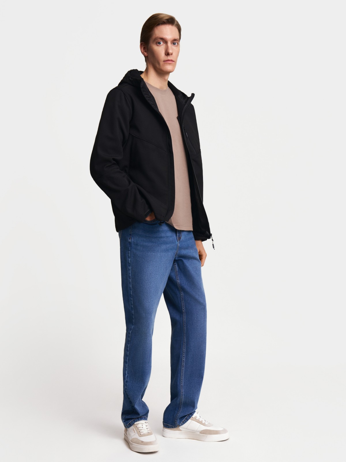 Лёгкая куртка-ветровка без утеплителя с капюшоном