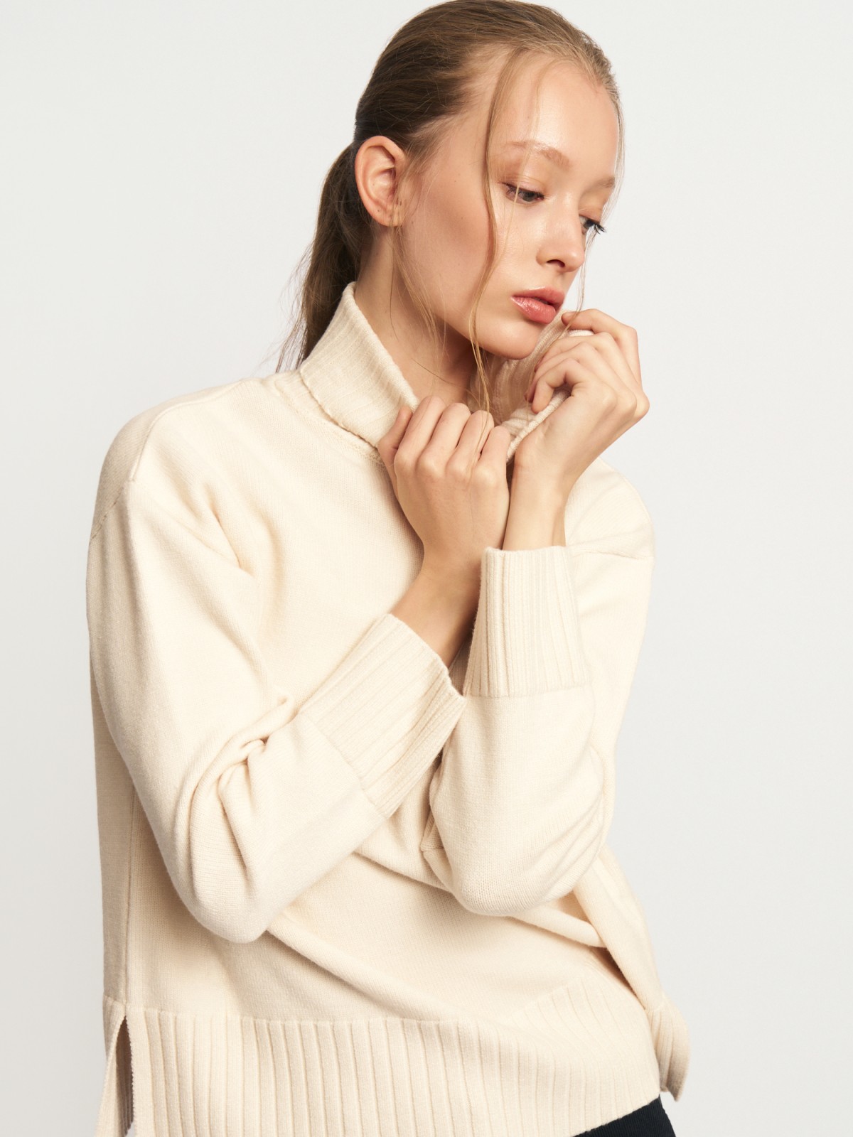 Вязаный свитер с горлом