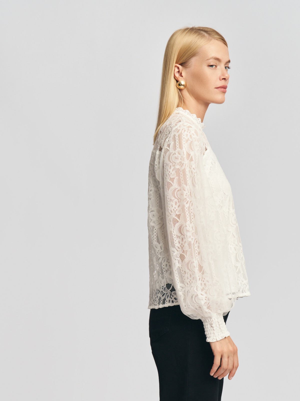 Кружевная блузка с длинным рукавом