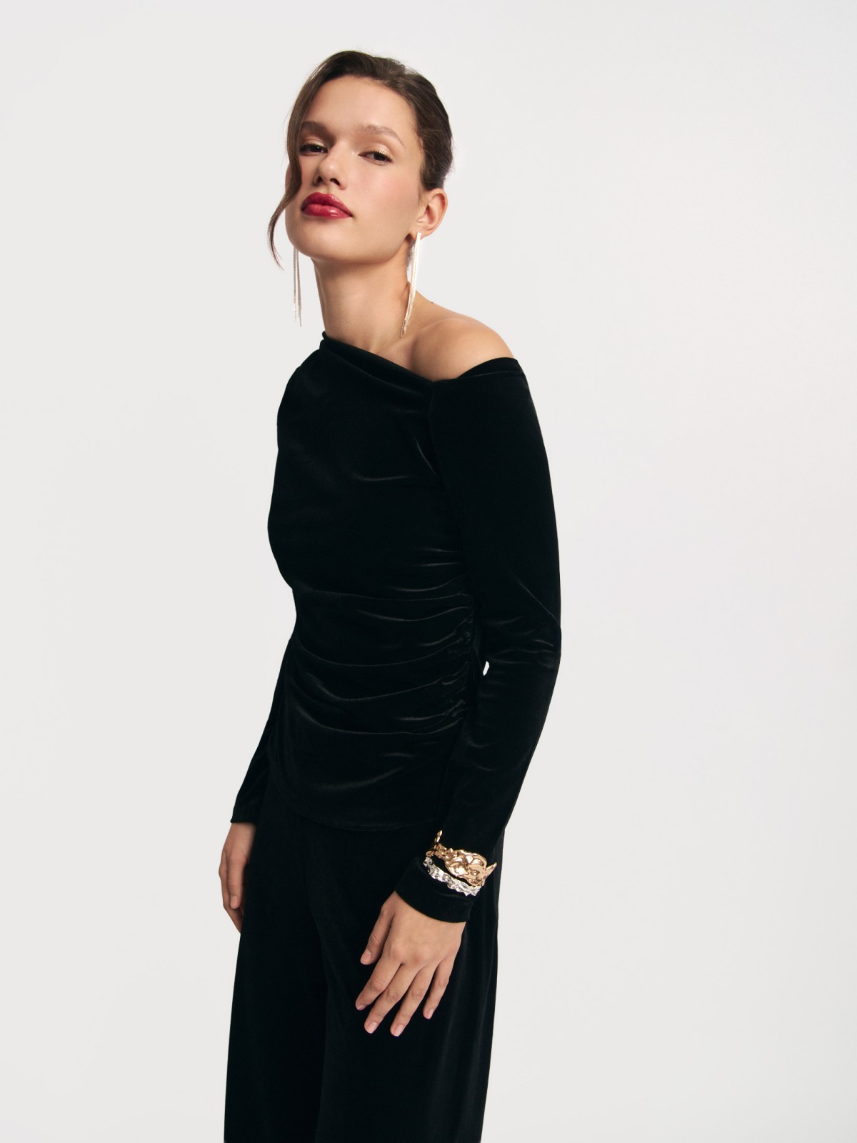 Бархатный джемпер с вырезом на плечо