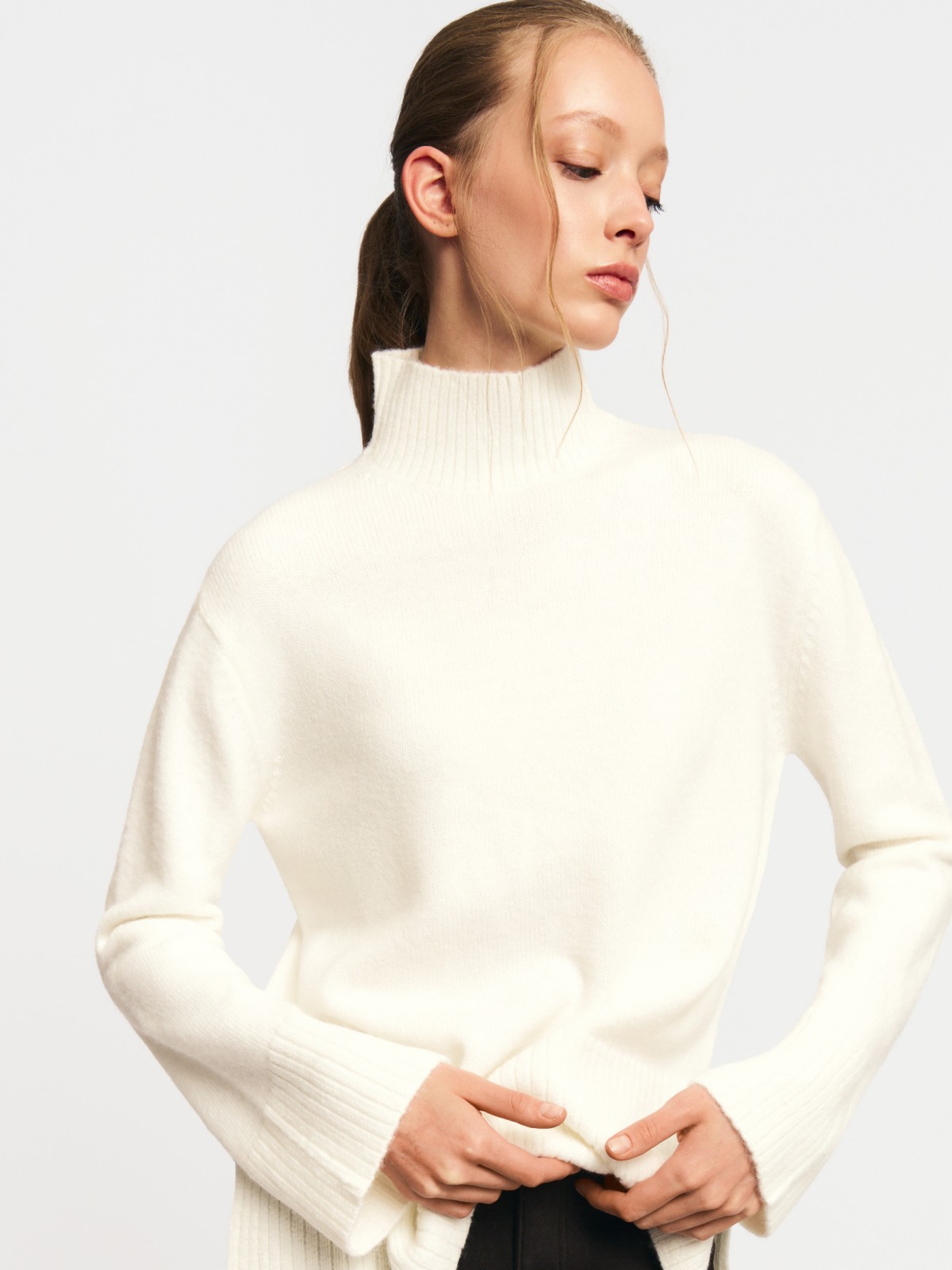 Вязаный свитер с воротником-стойкой