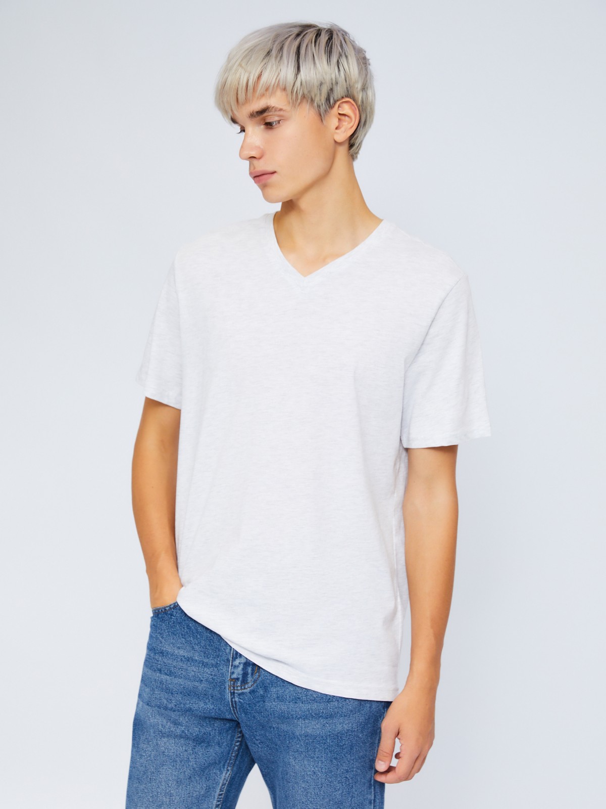 Футболка с треугольным вырезом