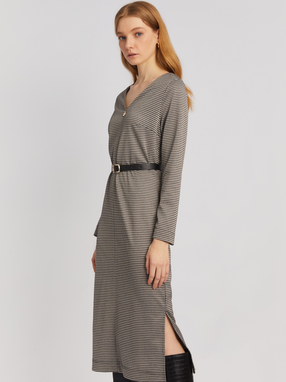 Трикотажное платье миди в клетку на молнии с ремнём