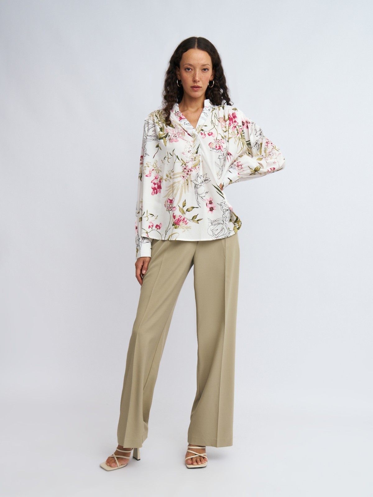 Прямые брюки на резинке со стрелками