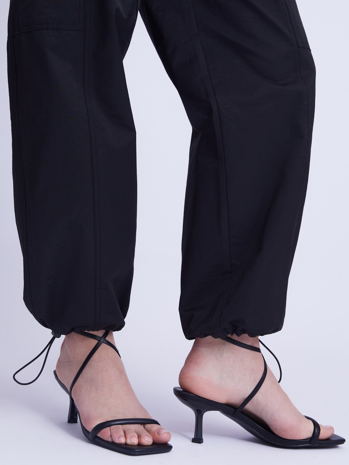 Брюки-джоггеры на резинке с карманами карго