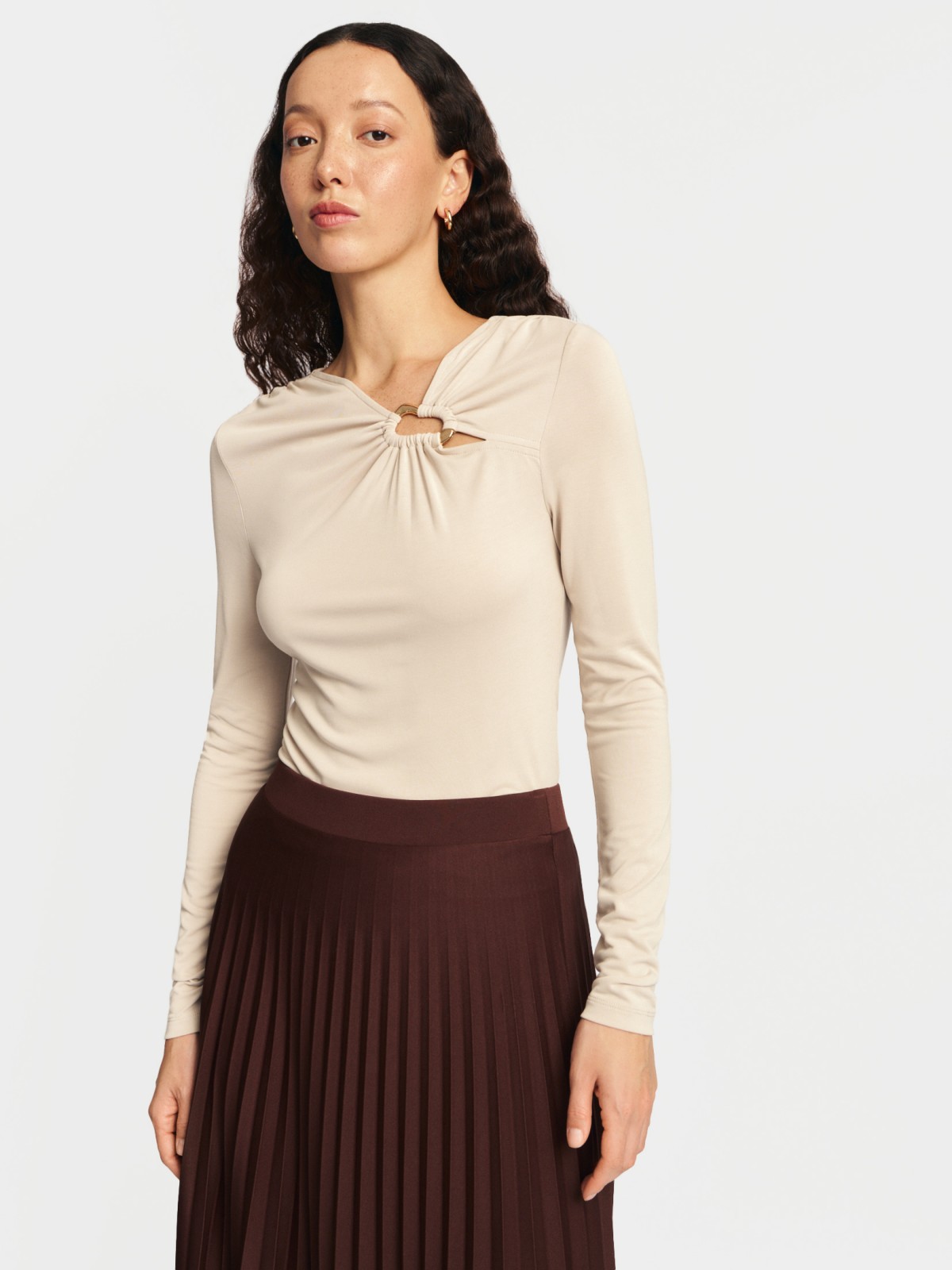 Лонгслив с акцентным вырезом