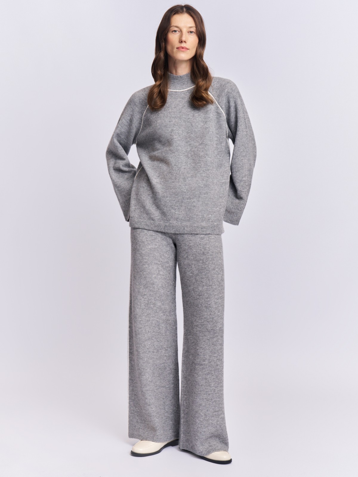 Вязаный свитер с горлом