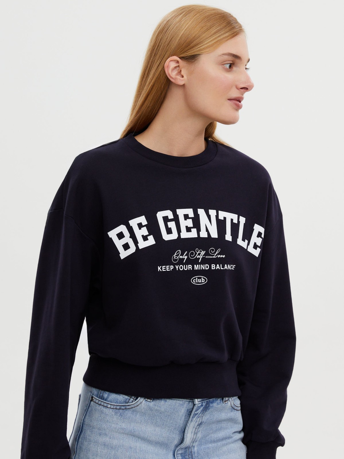 Короткий утеплённый свитшот с начёсом и принтом