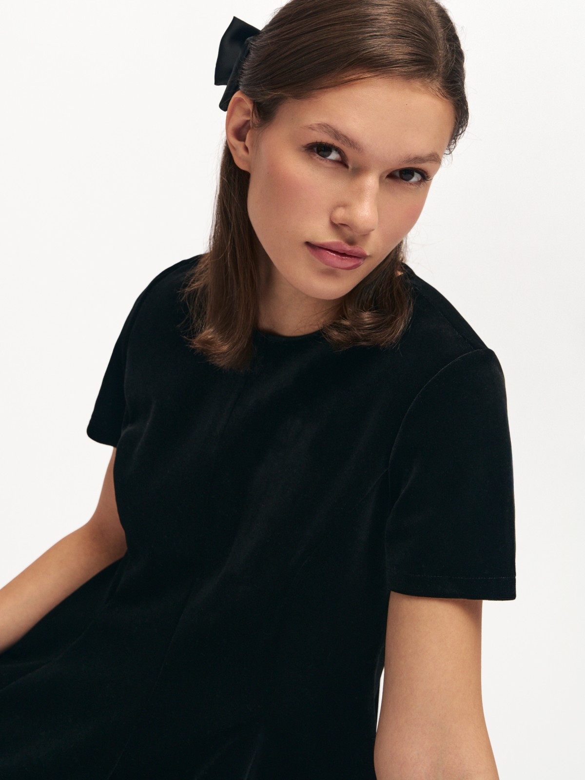 Бархатное платье мини с коротким рукавом