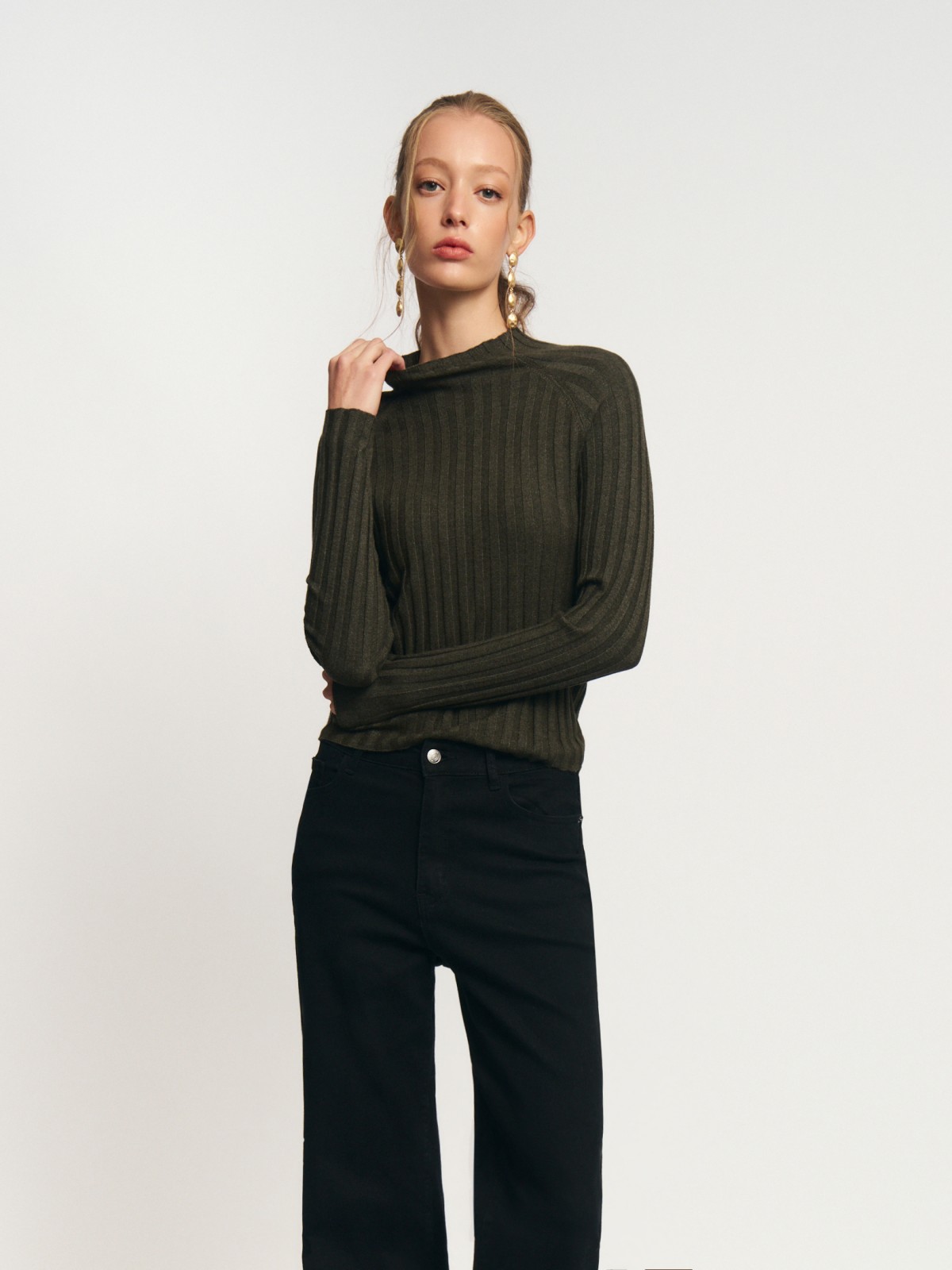 Трикотажный свитер-водолазка с горлом