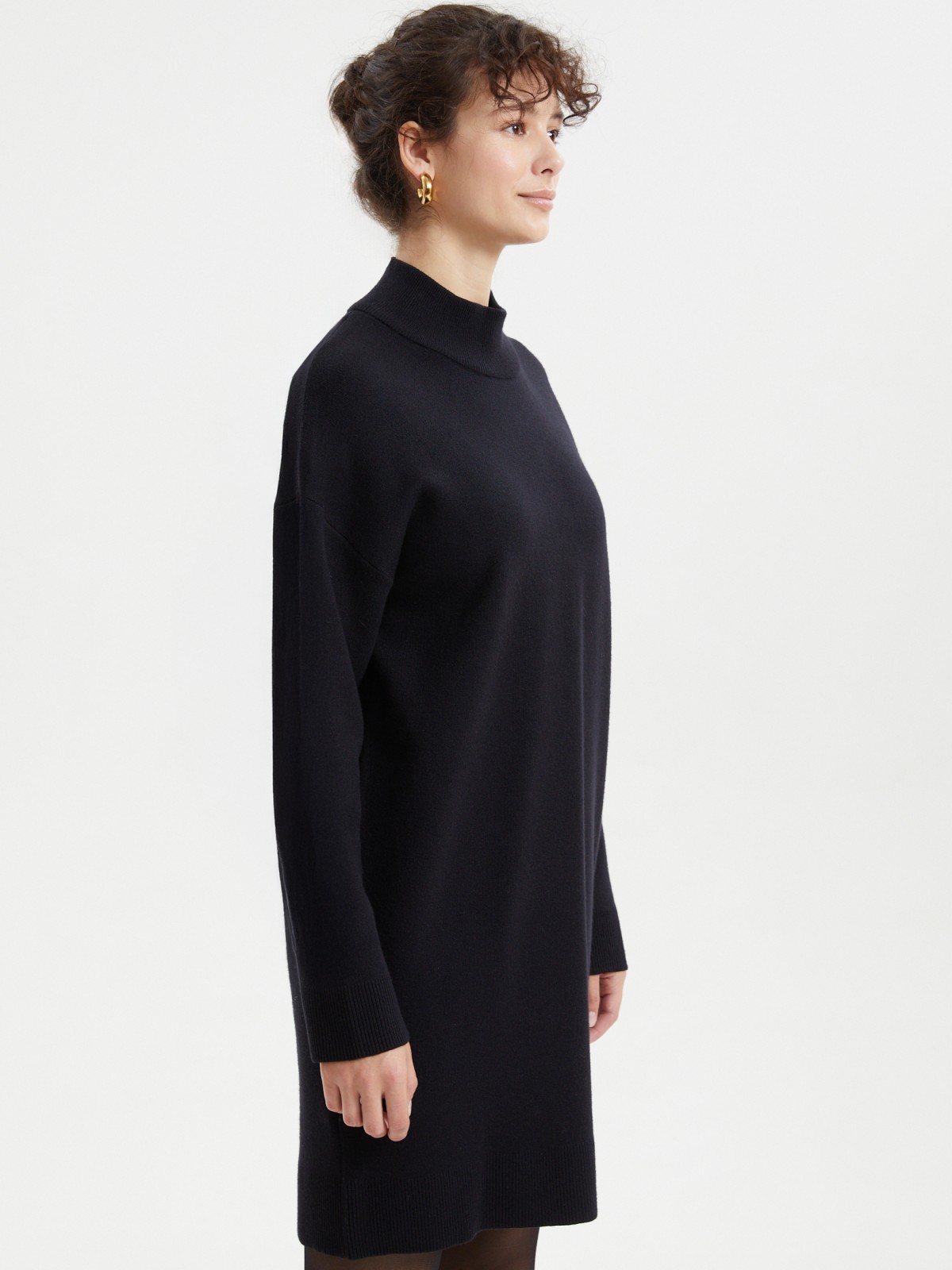 Вязаное платье-свитер с горлом