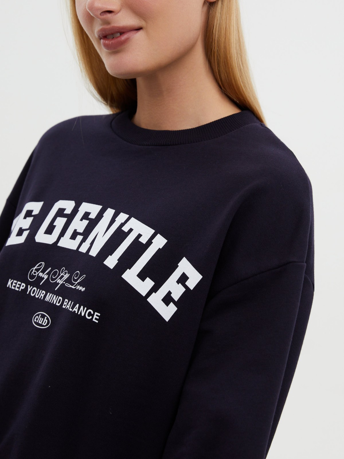 Короткий утеплённый свитшот с начёсом и принтом