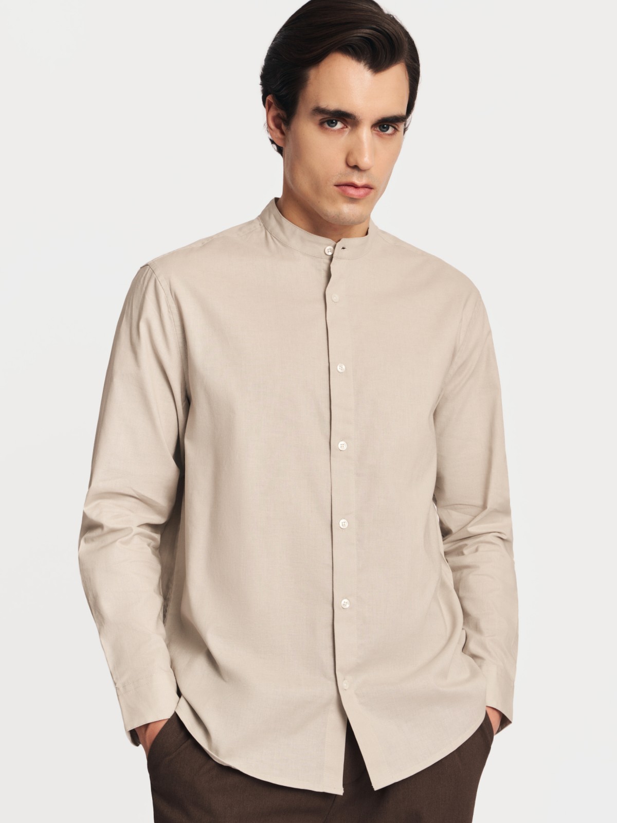 Льняная рубашка с воротником-стойкой