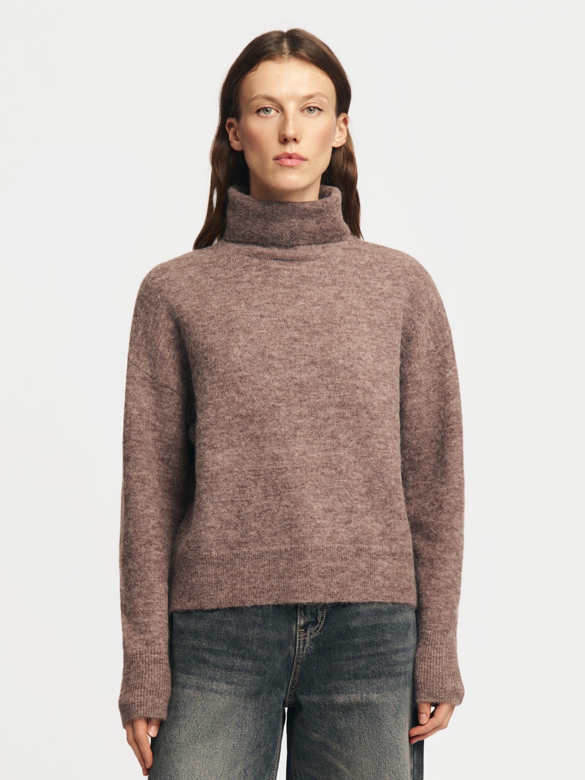 Вязаный свитер с горлом и шерстью