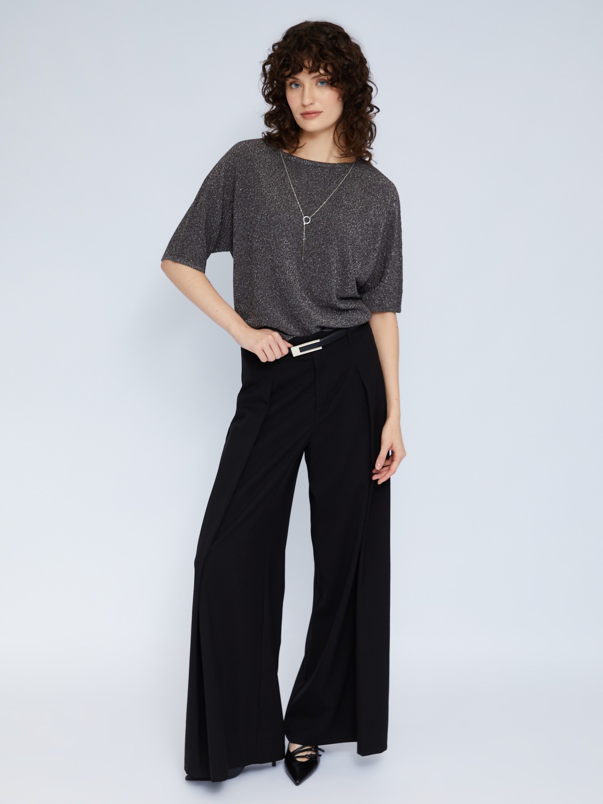 Блестящий джемпер с люрексом и декоративной подвеской