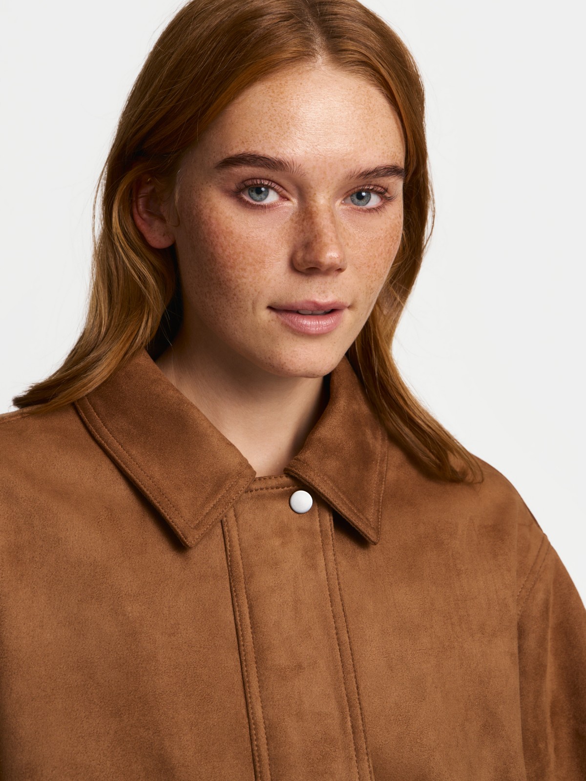 Куртка-бомбер из экозамши с воротником