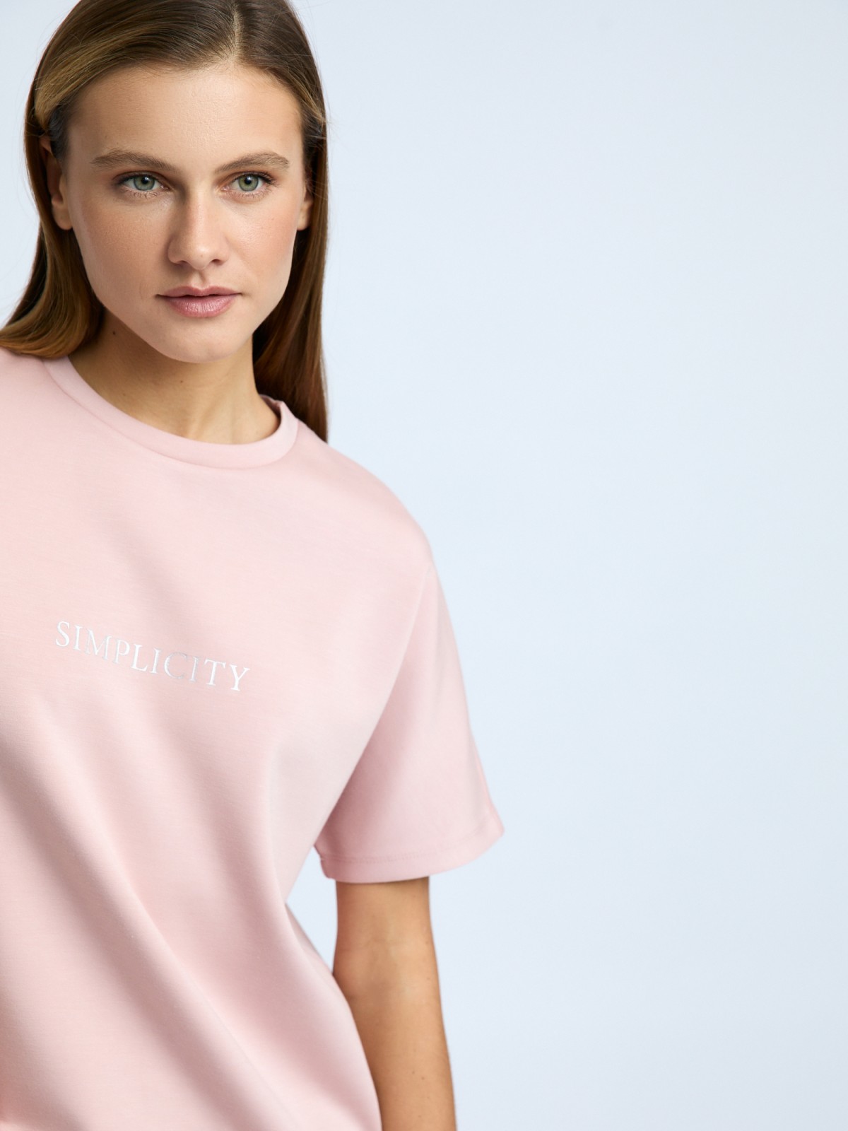 Блузка-футболка из неопрена с принтом-надписью