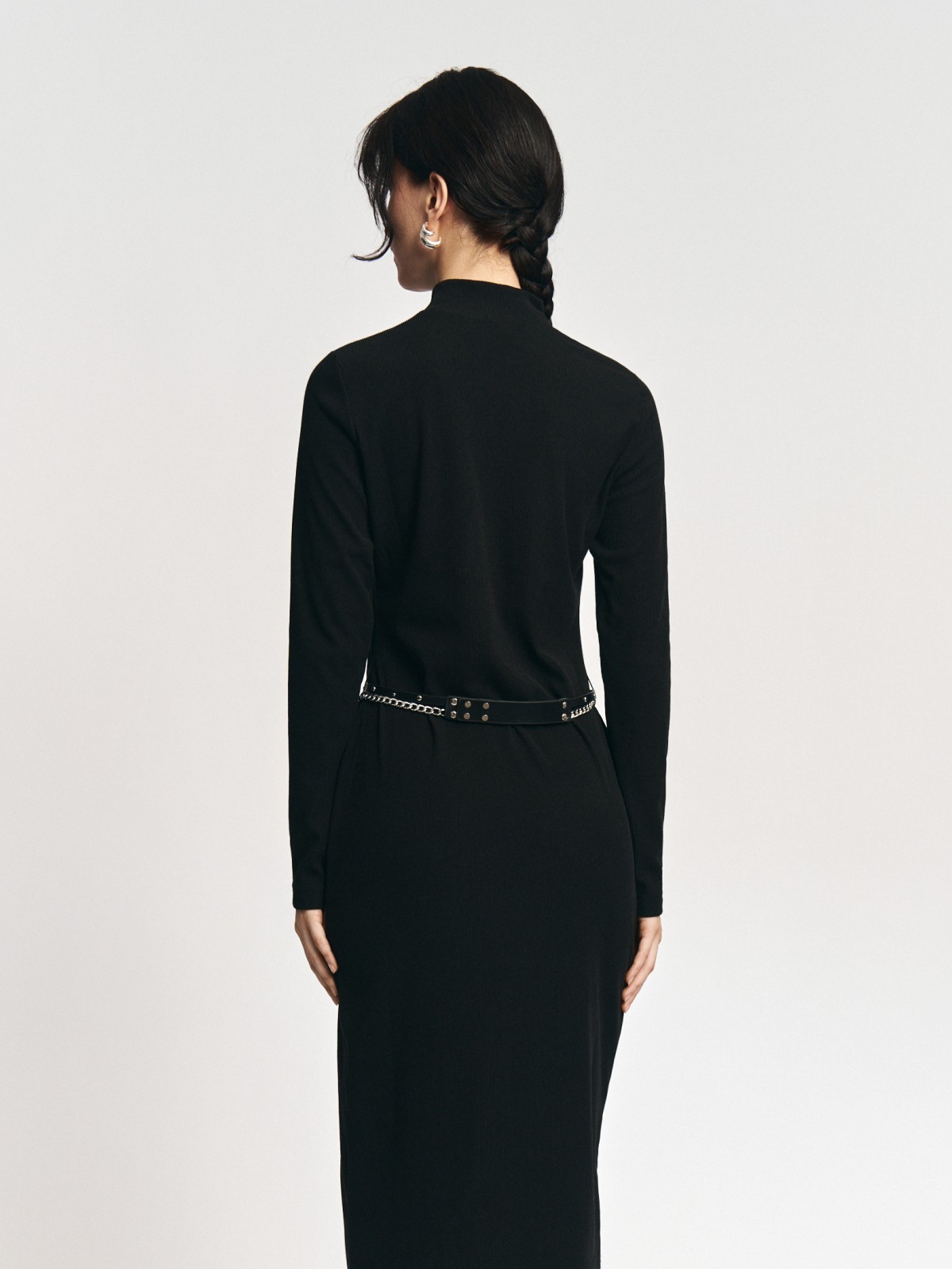 Платье-лапша с ремнём на талии и разрезом