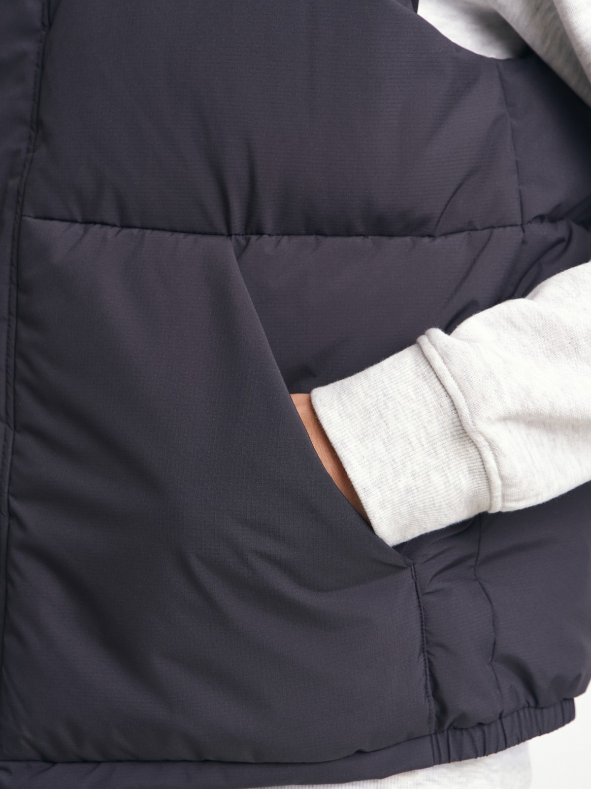 Утеплённый жилет на молнии с воротником-стойкой