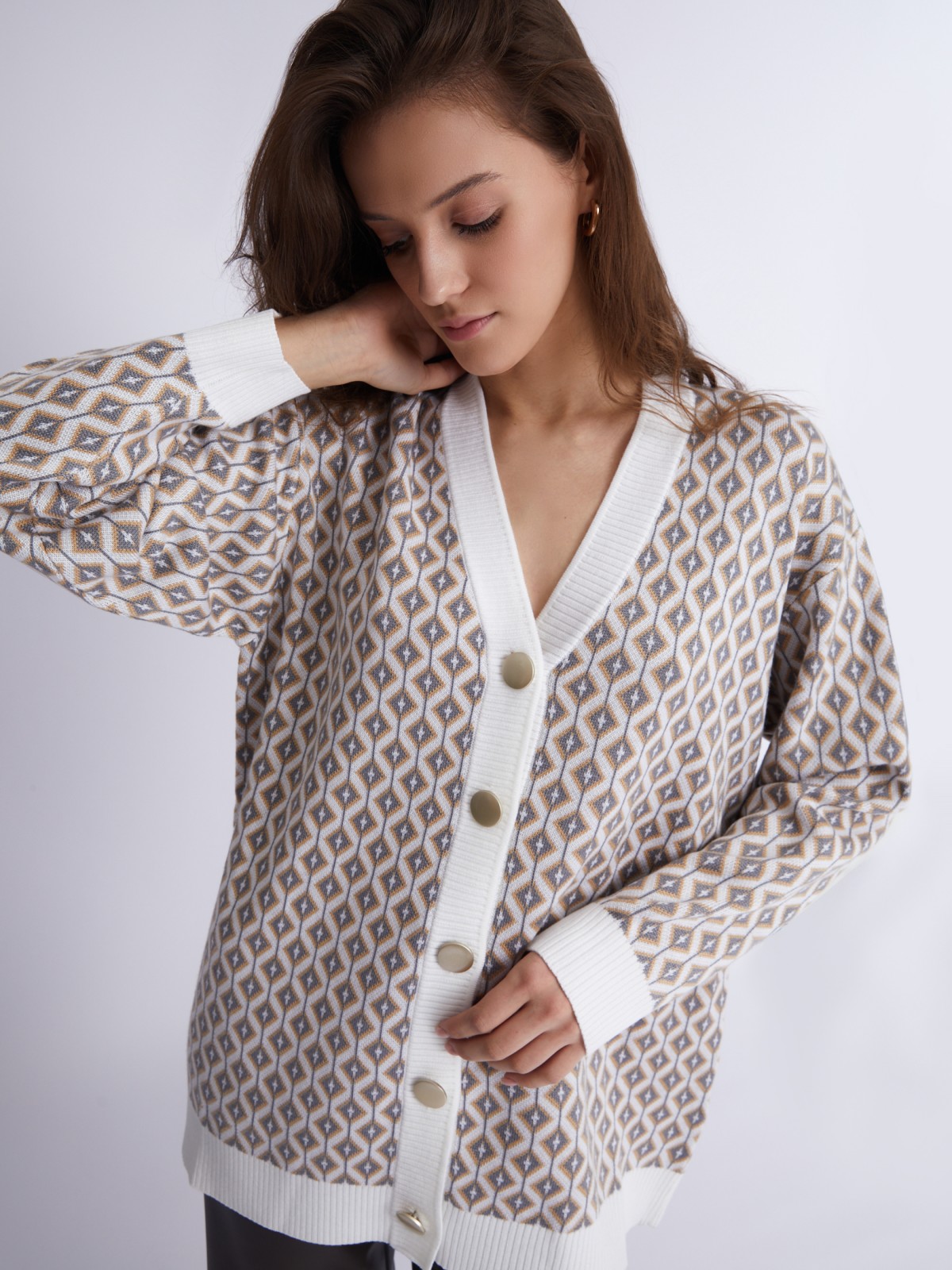 Объёмный кардиган на пуговицах из вязаного трикотажа с узором