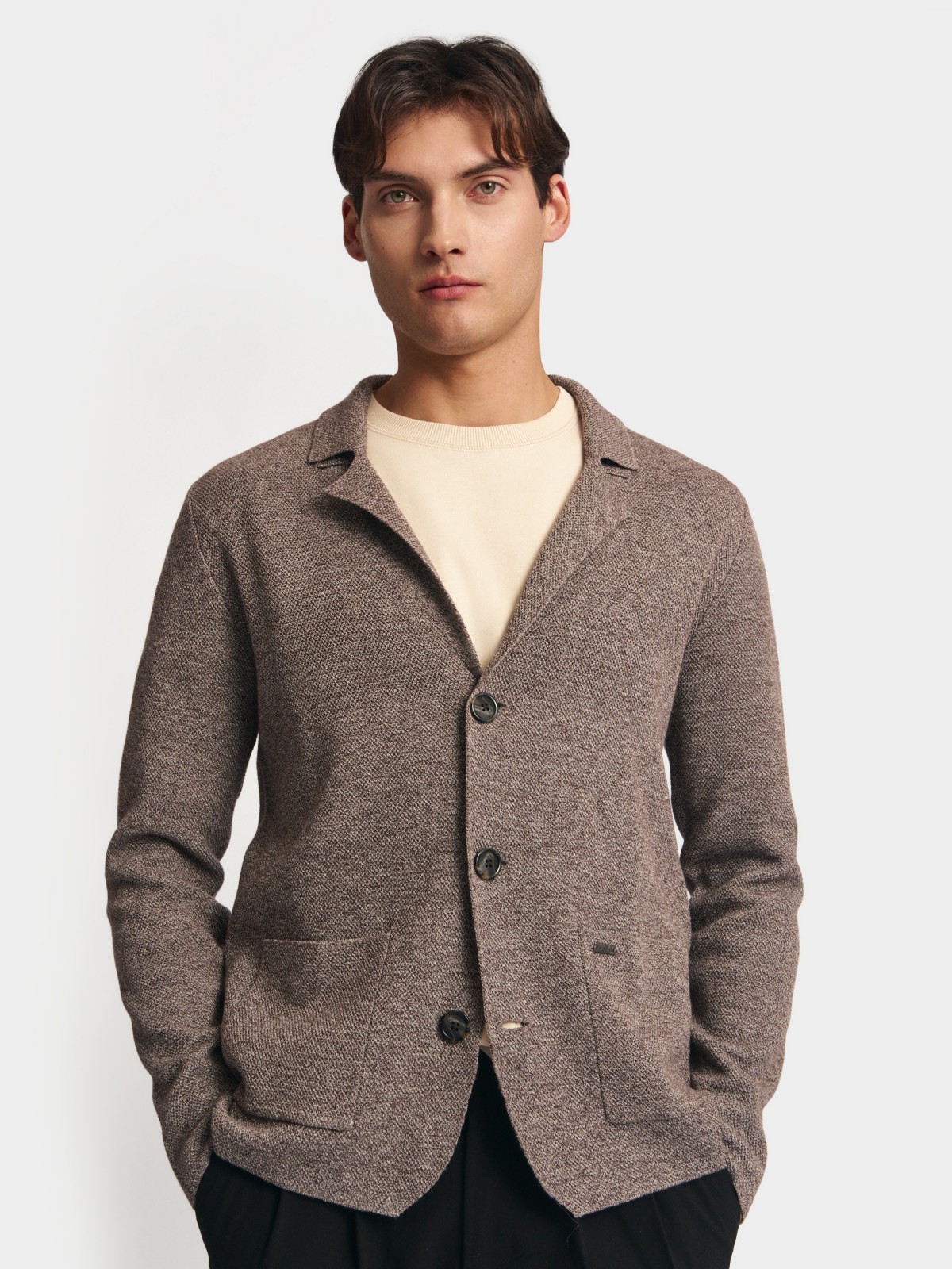 Вязаный кардиган на пуговицах с воротником и карманами