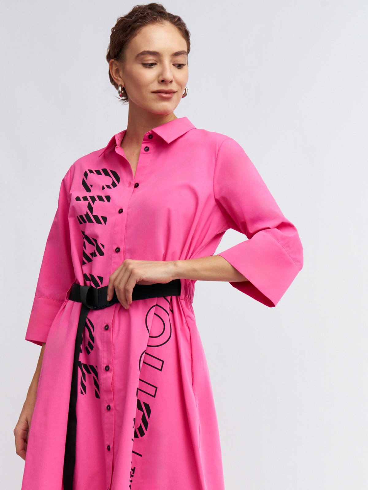 Платье-рубашка миди с надписями и ремнём