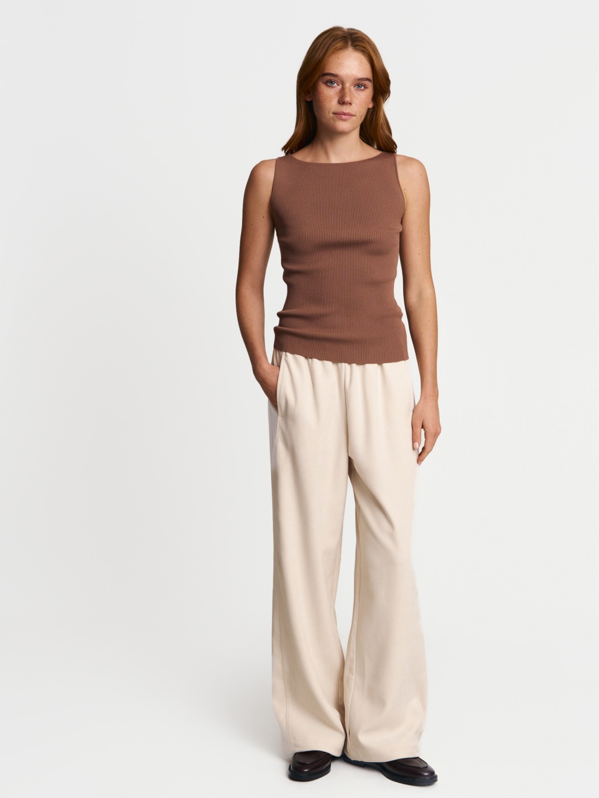 Трикотажный топ без рукавов