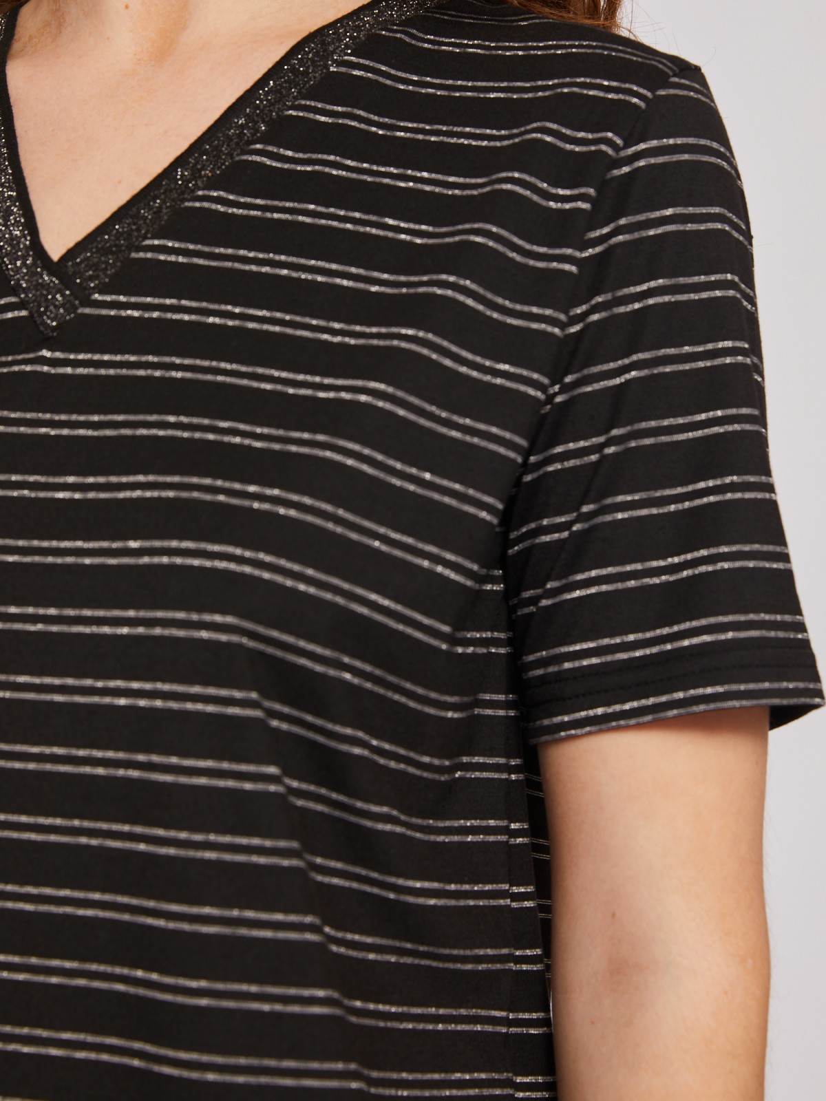 Трикотажная футболка с треугольным вырезом и люрексом zolla 024213210583, цвет черный, размер XS - фото 4