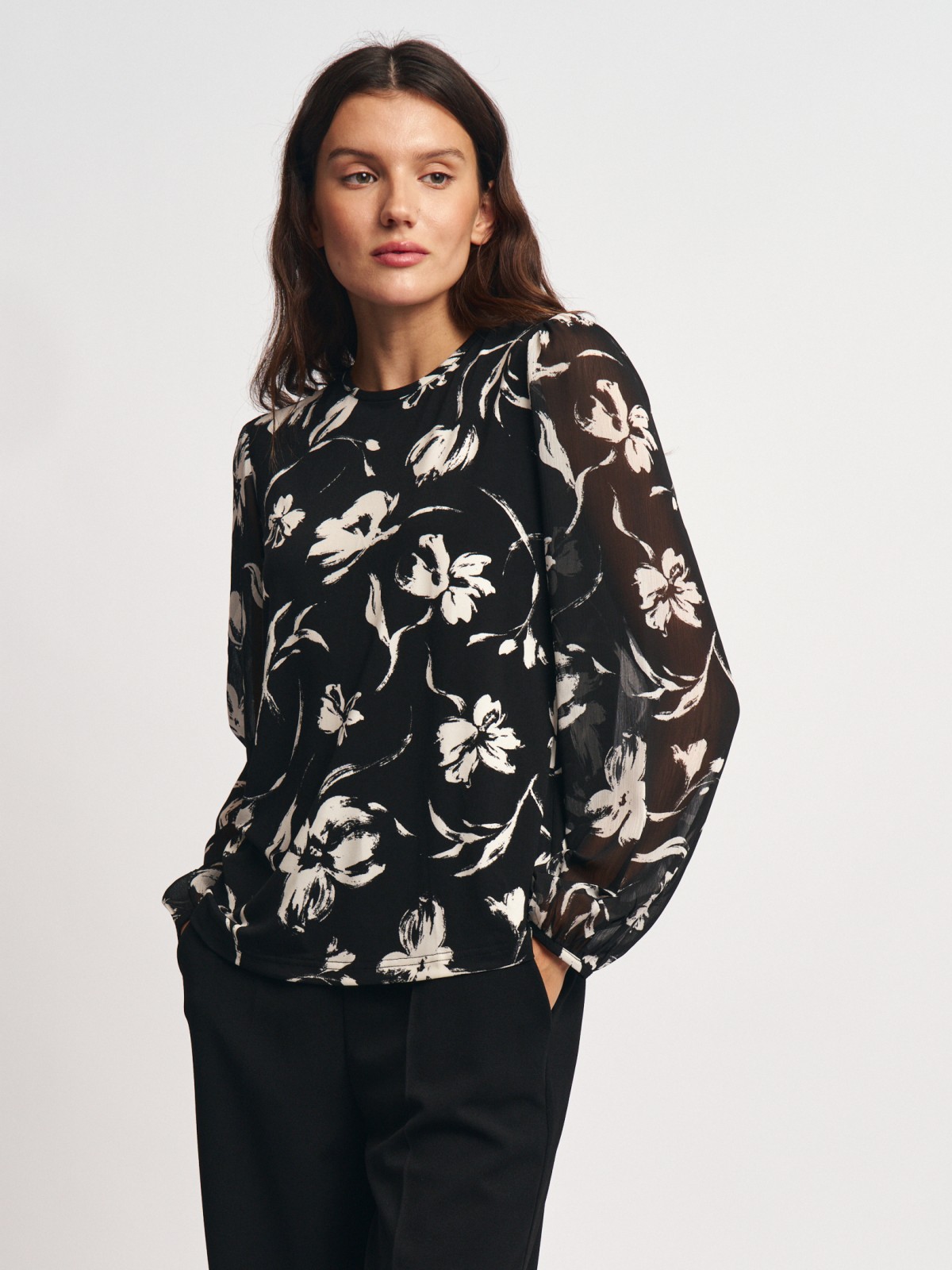 Блузка с принтом и акцентом на рукавах