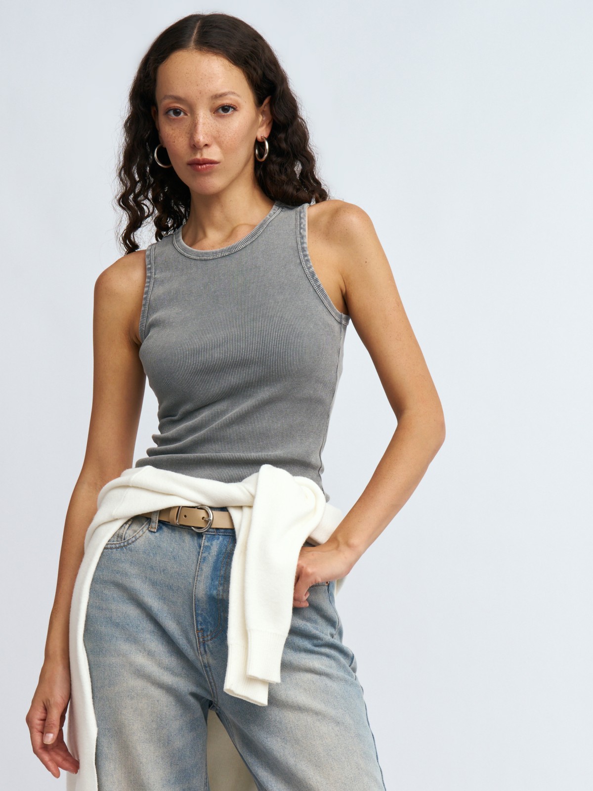 Трикотажный топ-майка без рукавов 699₽