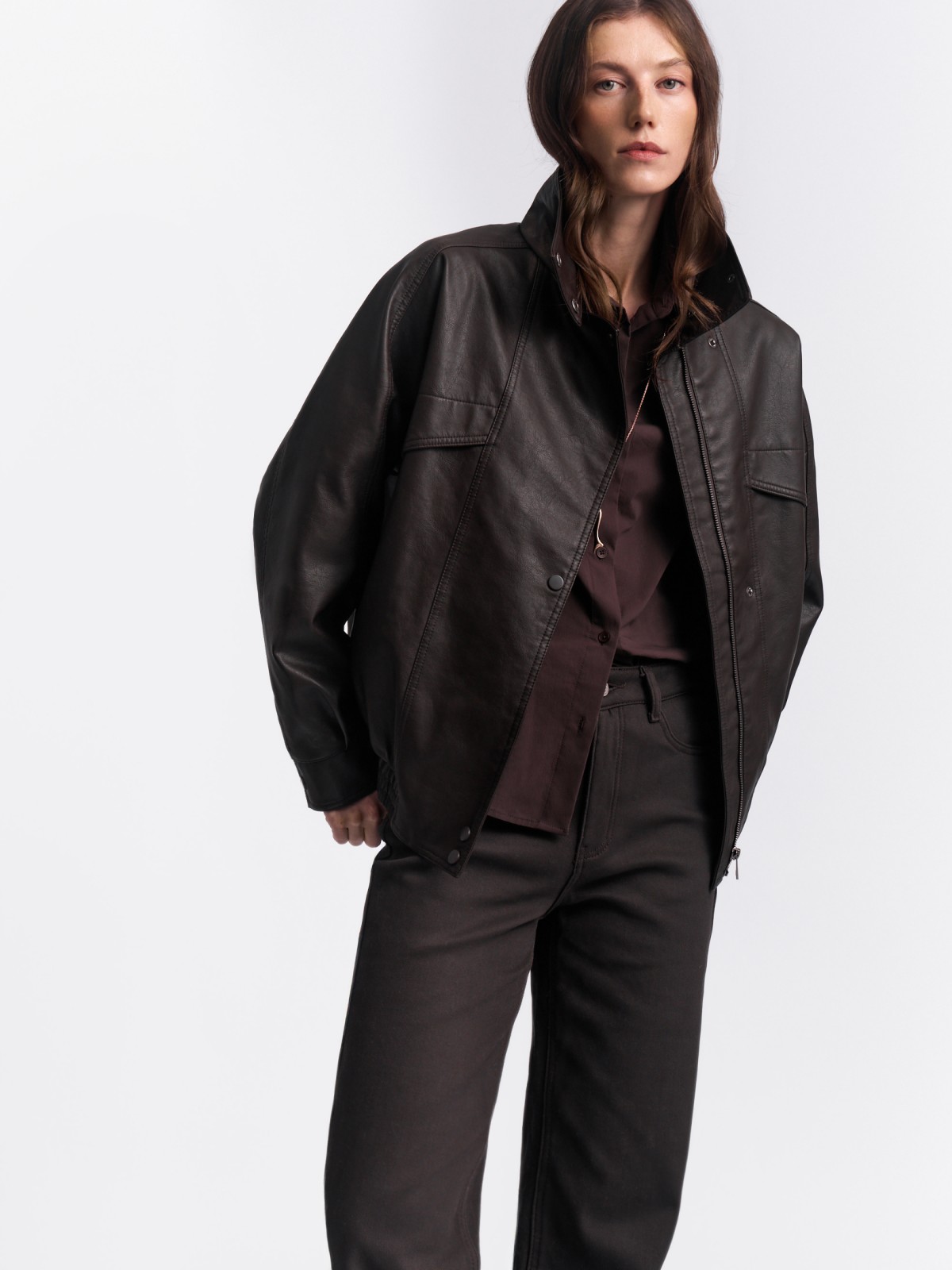 Короткая куртка-бомбер из экокожи с воротником