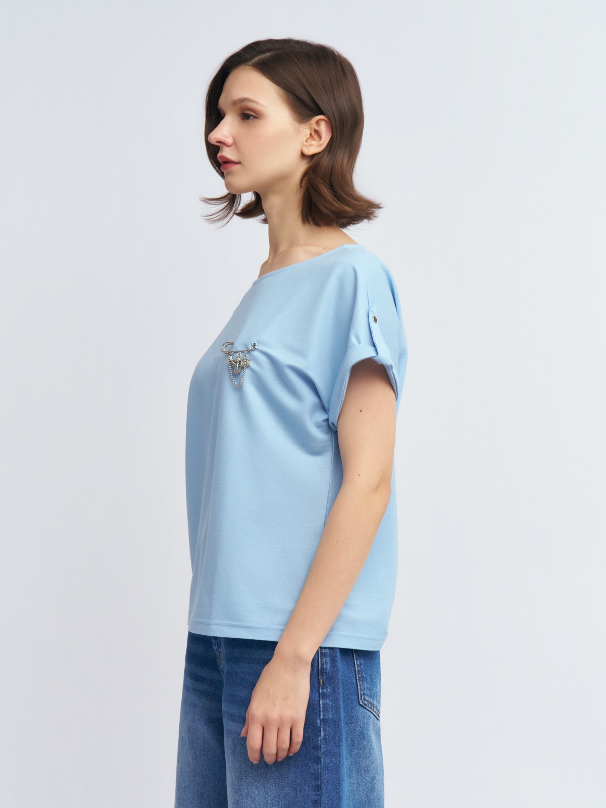 Блузка-футболка с коротким рукавом и брошью