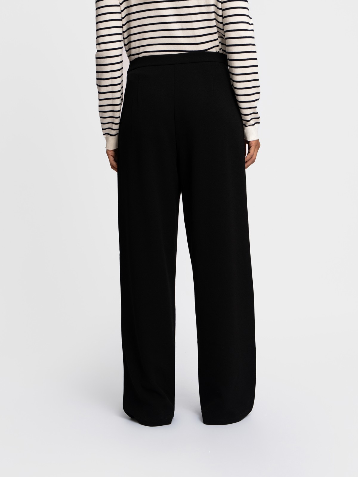 Прямые брюки на резинке с защипами