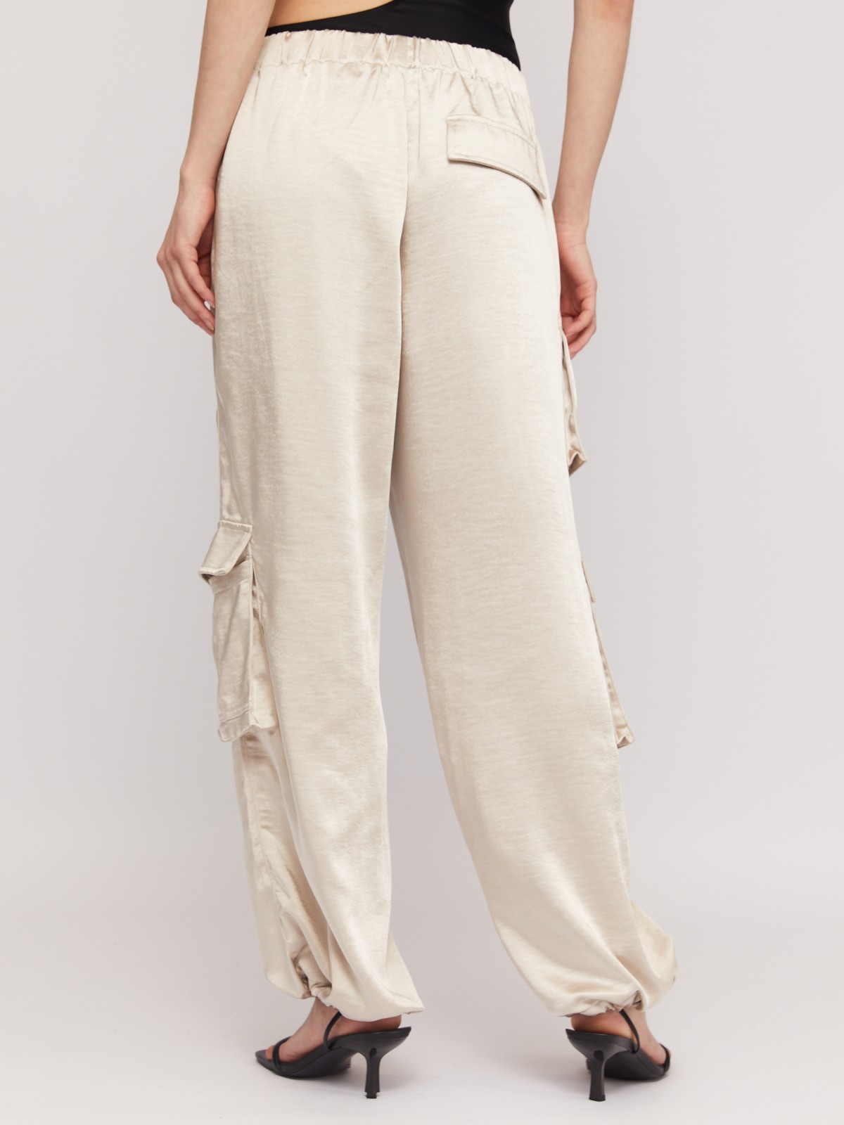 Атласные брюки-джоггеры на резинке с карманами карго zolla 02423730L101, цвет молоко, размер L - фото 5