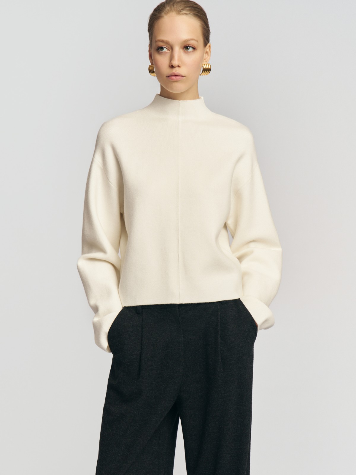 Трикотажный свитер с воротником-стойкой