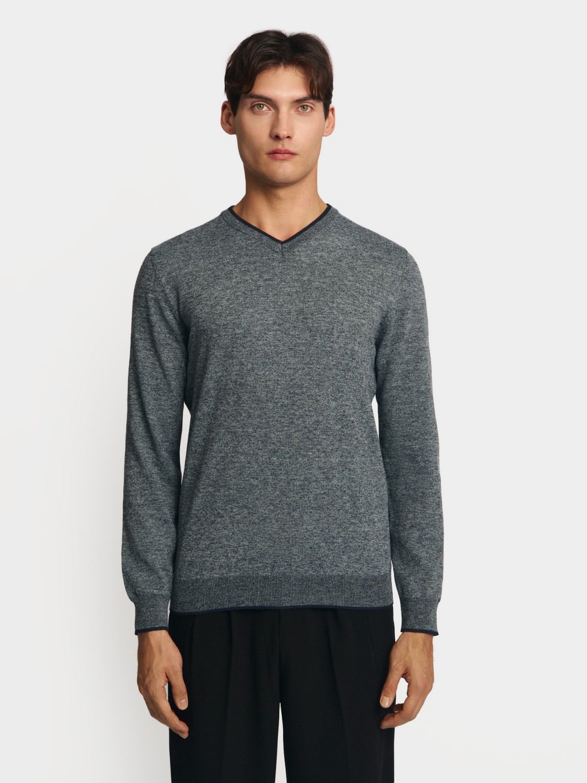 Тонкий трикотажный джемпер с вырезом