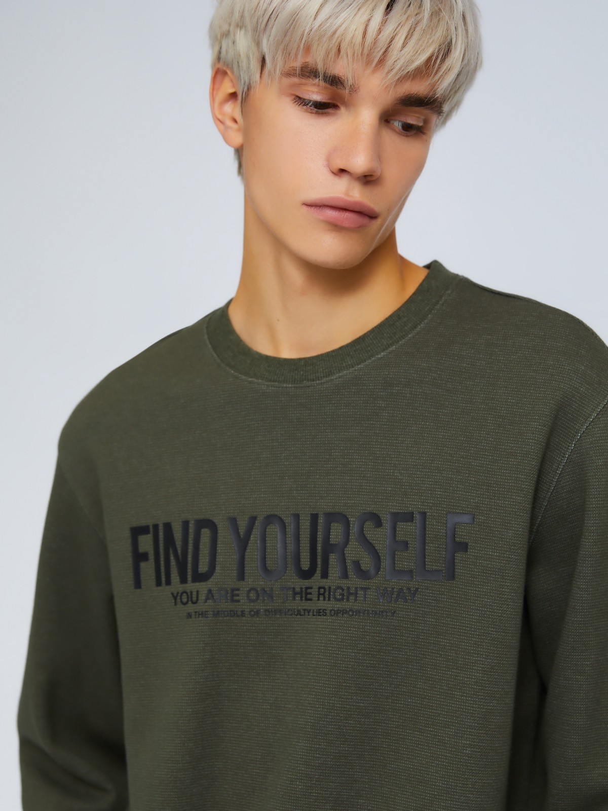 Свитшот из фактурного трикотажа с принтом-надписью