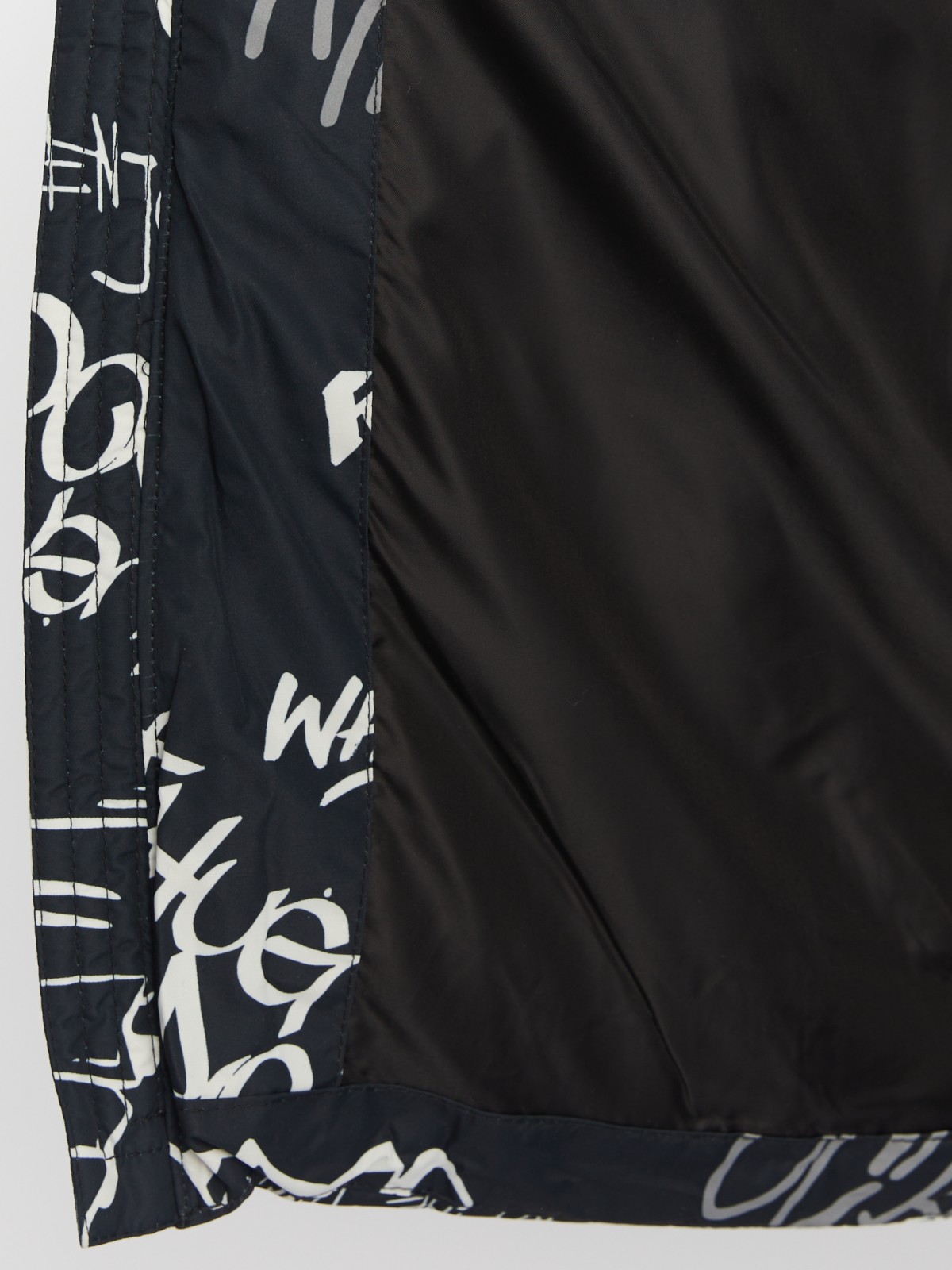 Тёплая стёганая куртка с капюшоном и акцентным принтом zolla 013425114054, цвет черный, размер M - фото 6