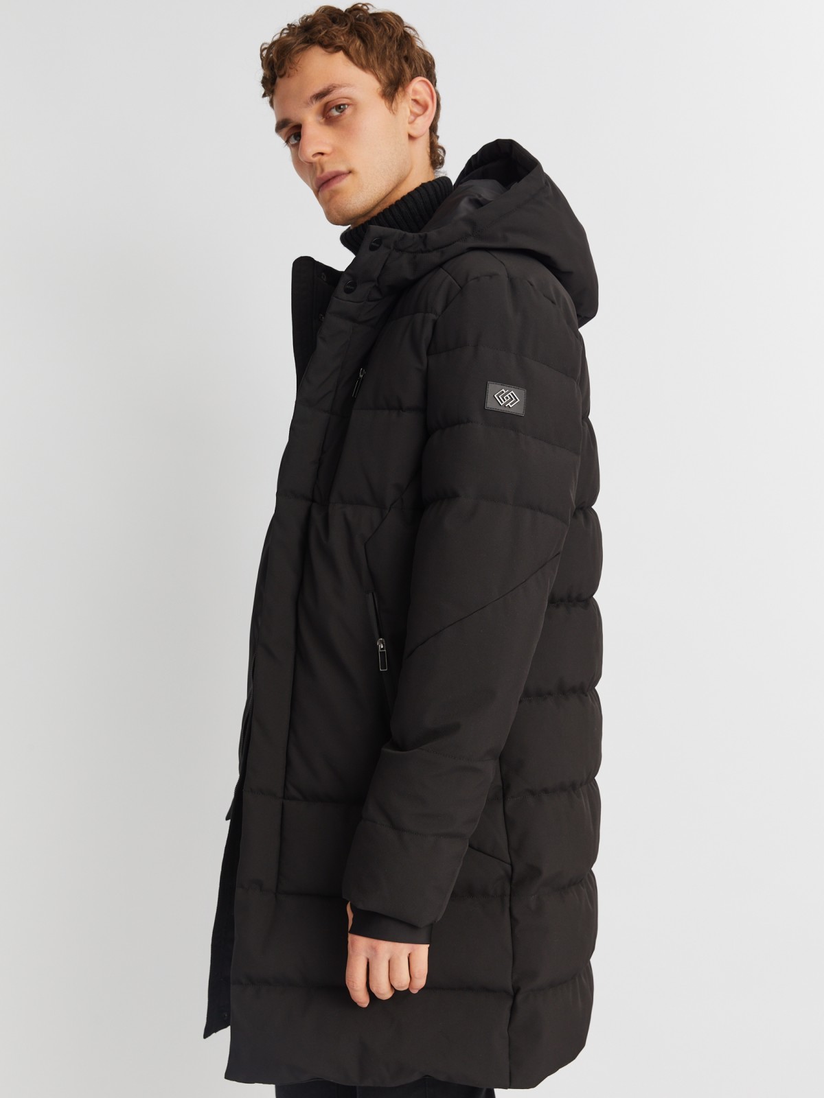 Тёплая удлинённая куртка с капюшоном и внутренними манжетами zolla черного цвета