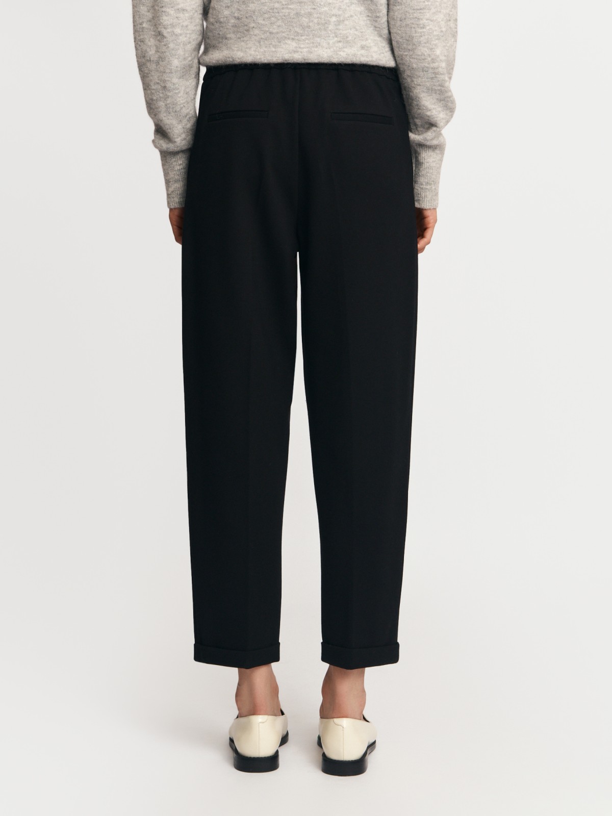 Брюки с поясом на резинке и стрелками