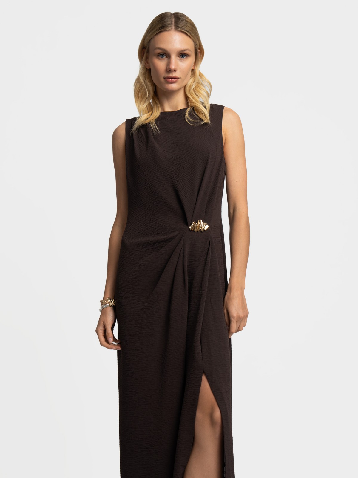 Платье миди с драпировкой без рукавов