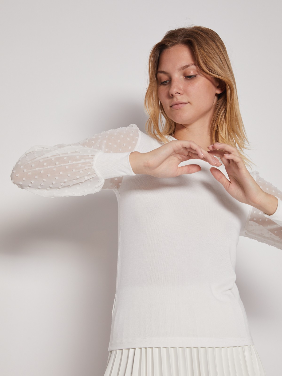 Блузка с акцентным рукавом