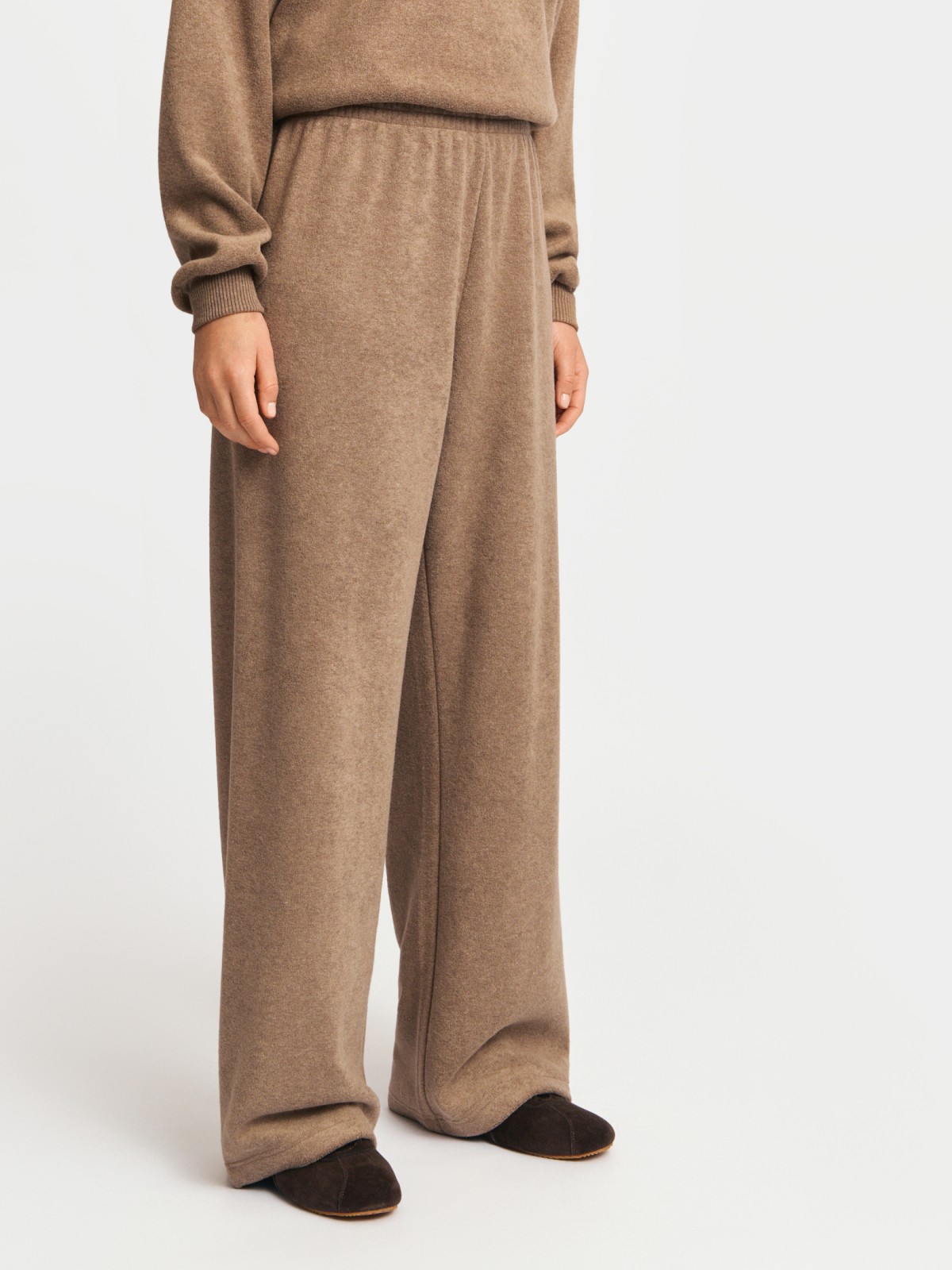 Велюровые брюки на резинке