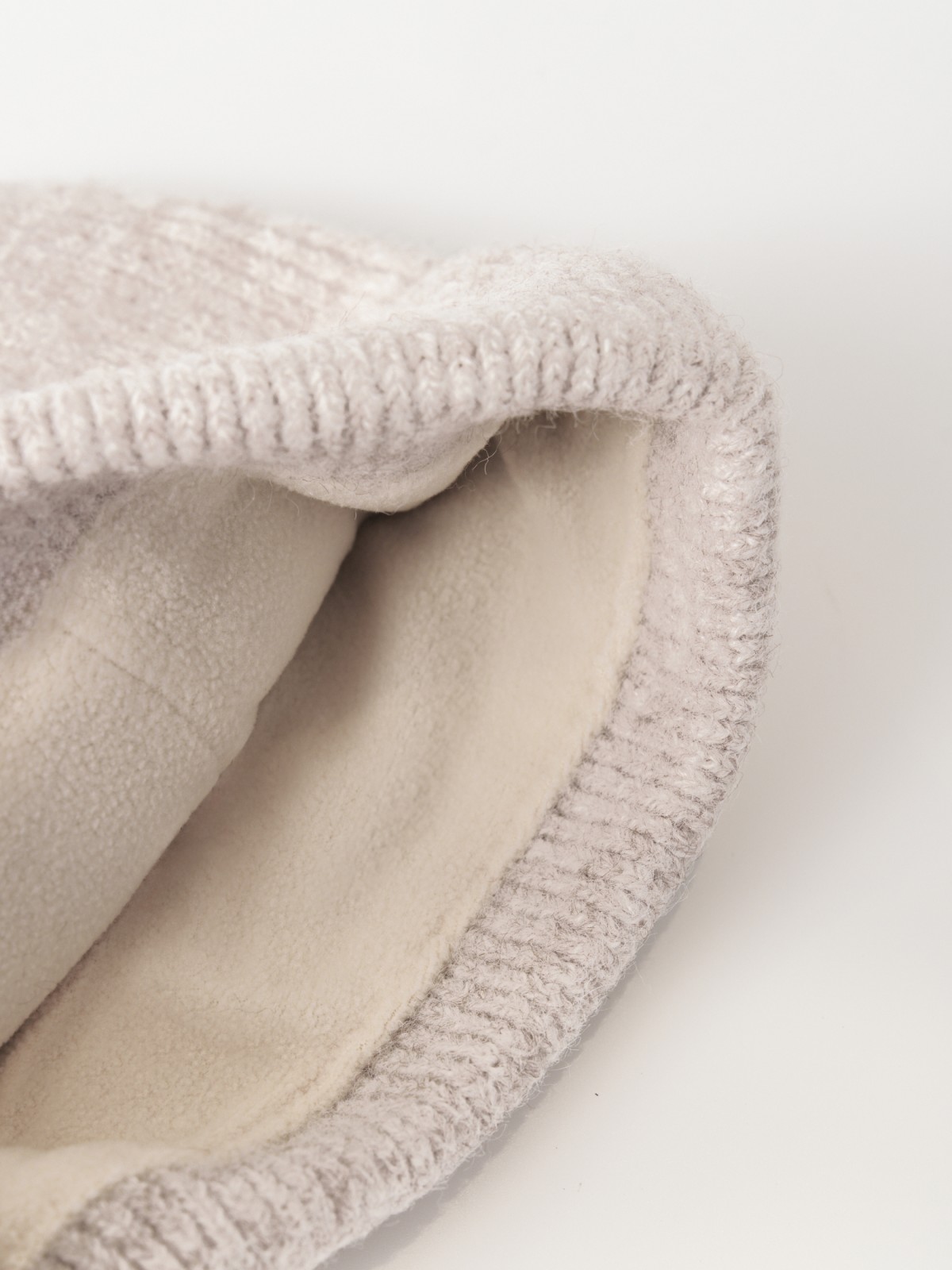 Вязаная шапка-бини на флисе