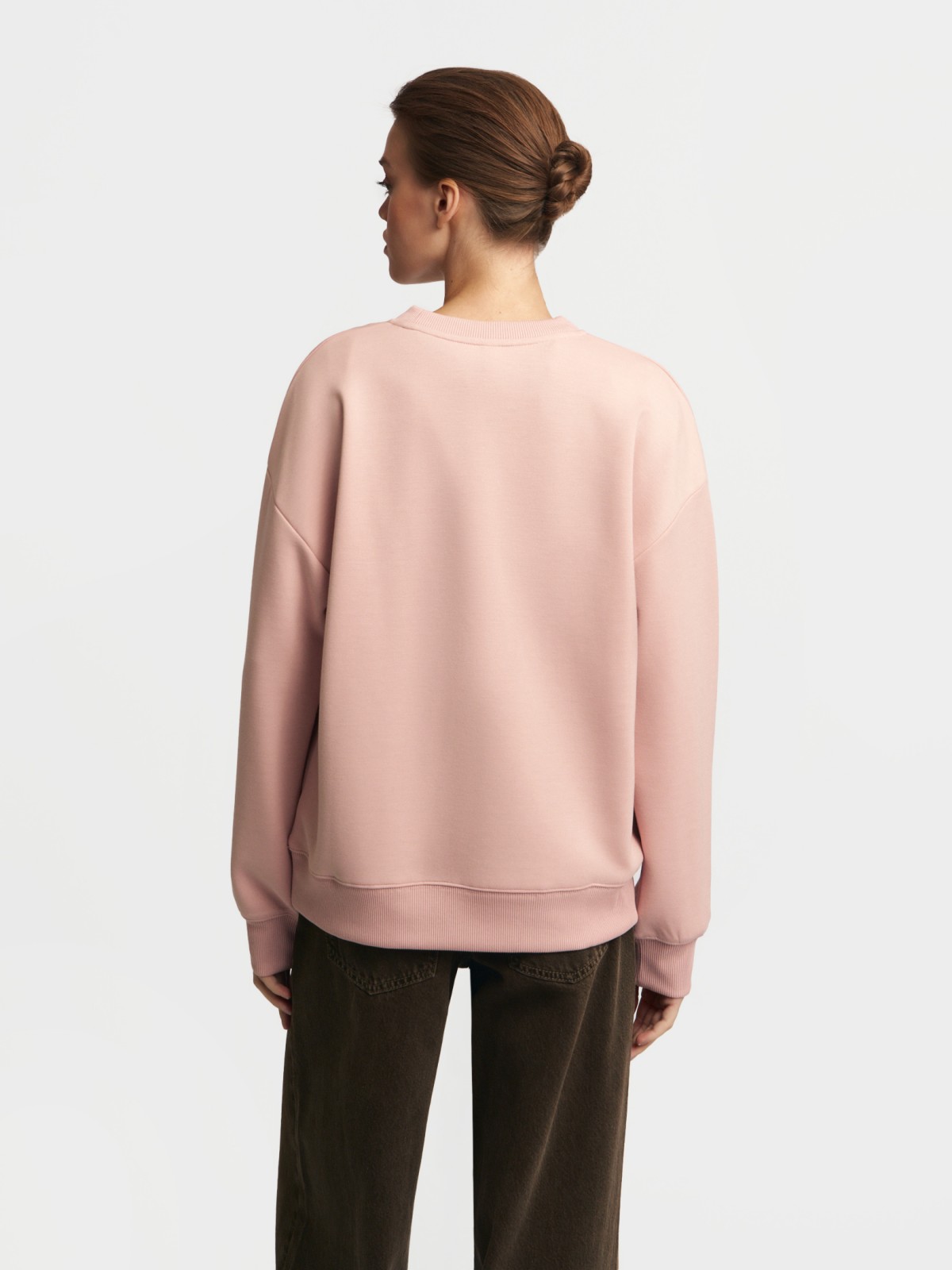 Свитшот с акцентным принтом на груди