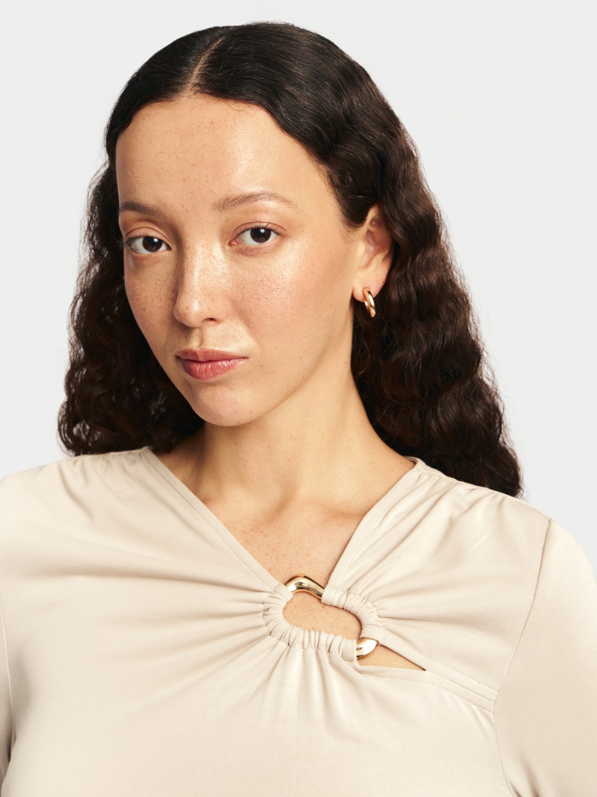 Лонгслив с акцентным вырезом