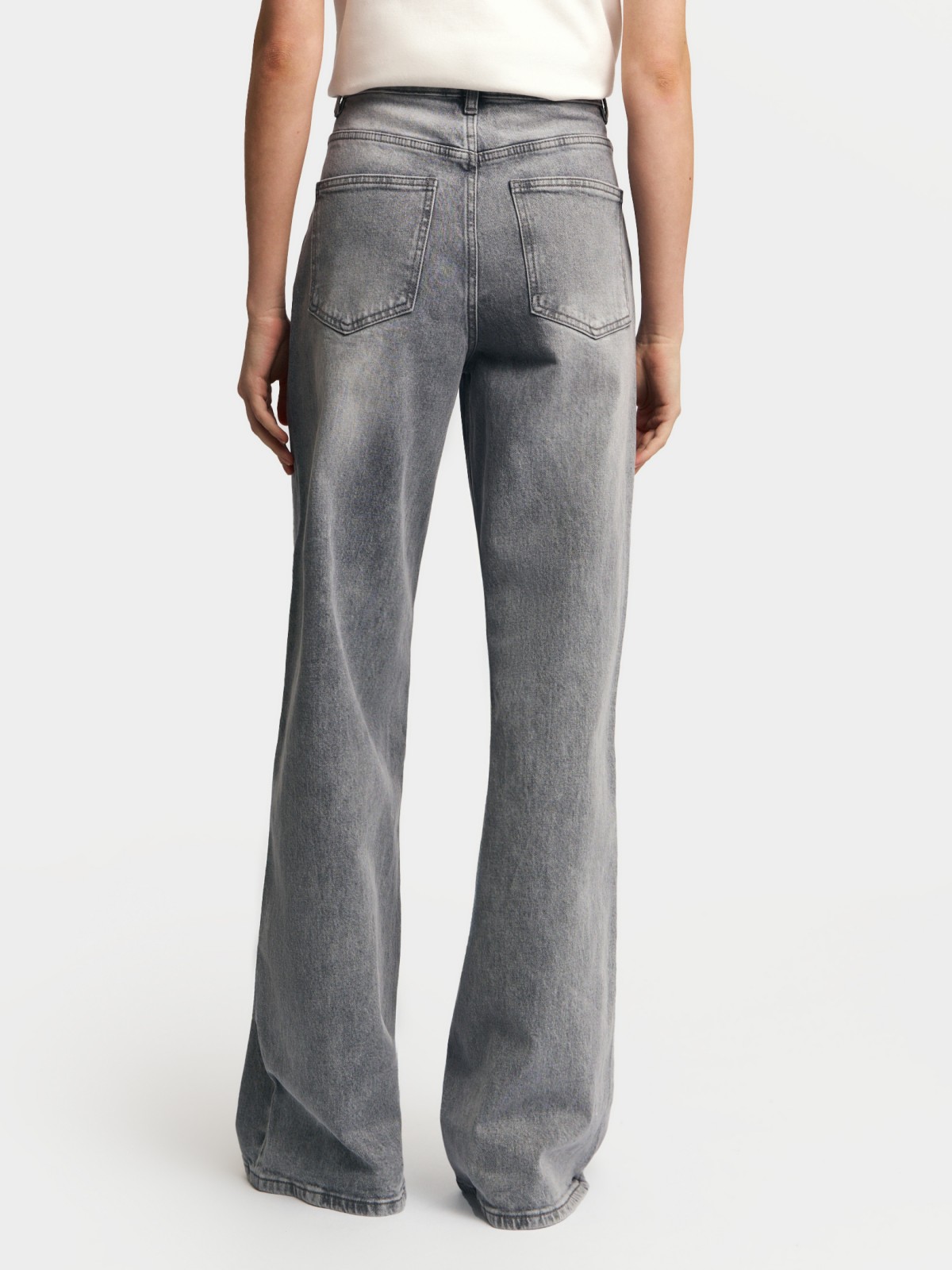 Джинсы силуэта Wide